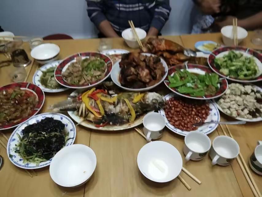 回老家七天，没人请我们吃一顿饭。说出来你可能不信，我老公那张脸，比国庆高速堵