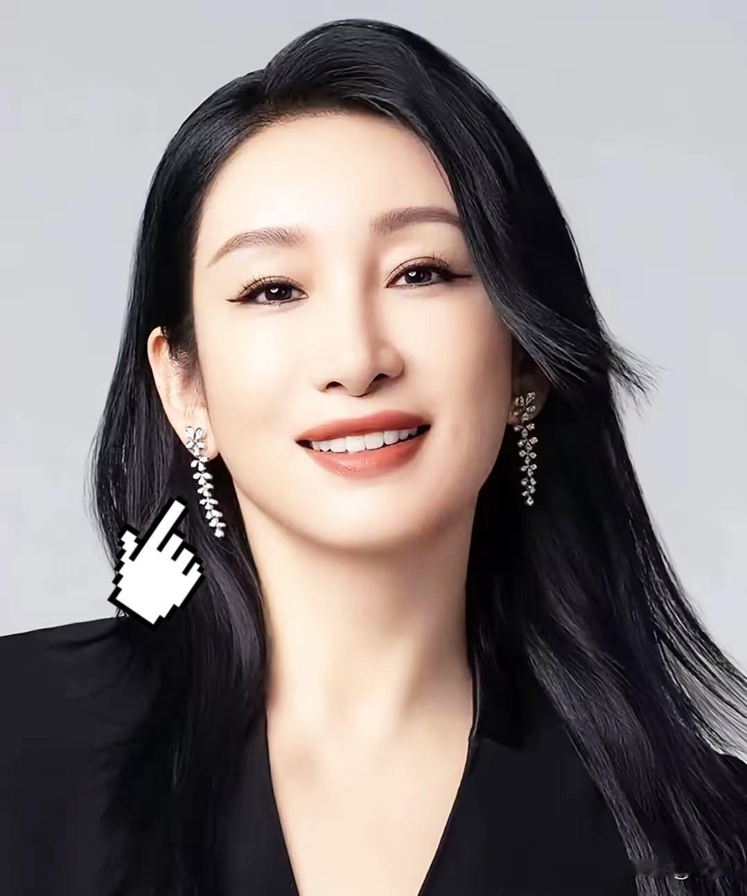 演员秦海璐说：“大学期间，我跟章子怡玩的多一点，因为班里我俩最小，而且我俩是