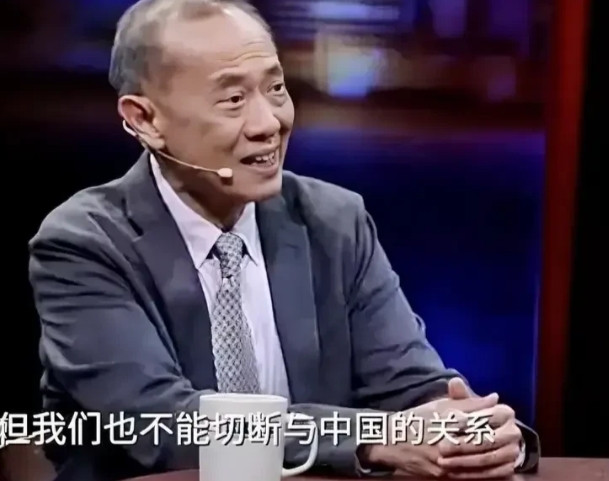 节目上，主持人抛给新加坡专家杨荣文一个难题：“如果必须要在中美之间选边站，新加坡