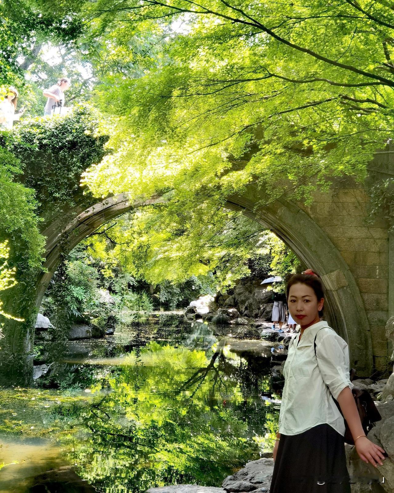 周末徒步杭州西湖南线景点，边走边拍西湖十景之一柳浪闻莺景区，柳浪闻莺的“绿野仙踪