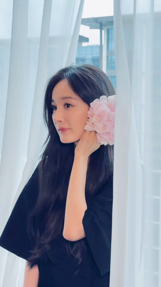 杨幂live👉gif，人比花娇520的表白，好奇老婆手指上贴的是啥
