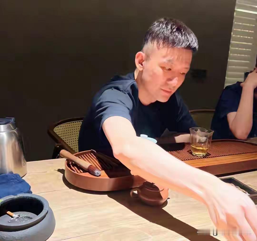 39岁揭阳富豪猝然离世！熬夜酗酒、吃胃药仍拼事业，留给女儿永远的遗憾202