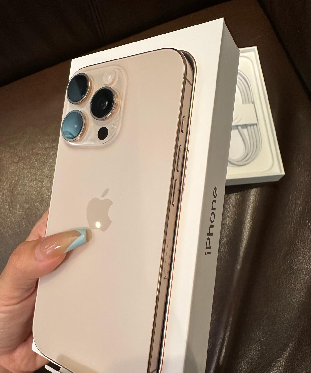 多位粉丝问我，买iPhone16还是买iPhone16Pro，我说肯定买Pro
