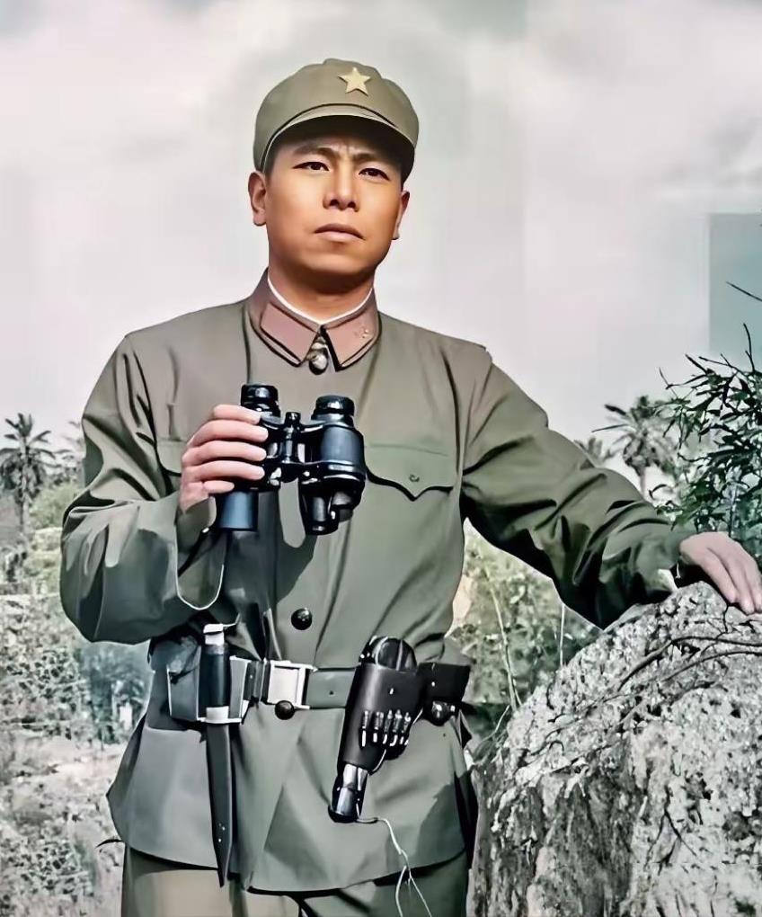 1981年，41军侦察连连长崔英顺牺牲前的留影，他手持望远镜，腰间挂着手枪和匕首