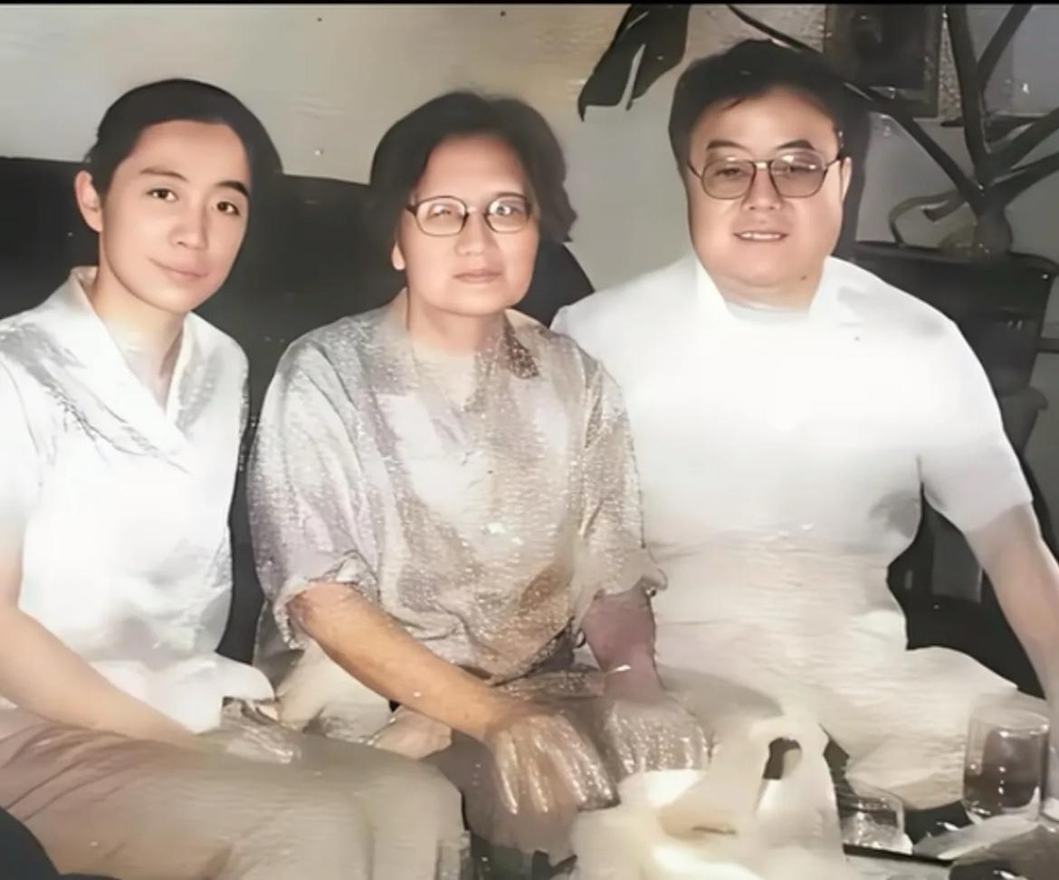 80年代，林豆豆和“干妈”王淑媛在家中的珍贵合影，王淑媛早年是幼儿园的保育员，1