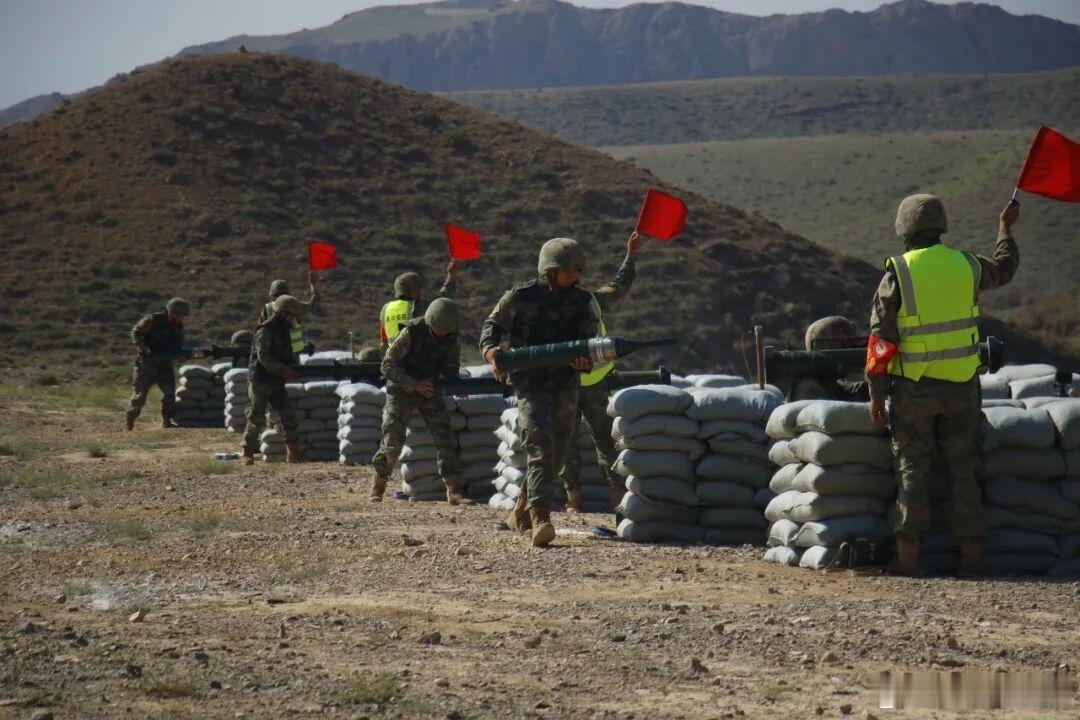 合成营实弹火力考核！第77集团军某旅组织多型武器装备实弹射击比武考核，锤炼单兵综