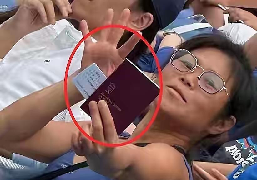 护照姐请收起你的傲慢，我们中国从古至今都是礼仪之邦，所以对待外国来到我们国家的人