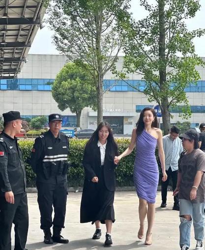 终于知道郭富城为啥当年不娶熊黛林了，本人个子太高像个巨人一样太大只了，身高只有1