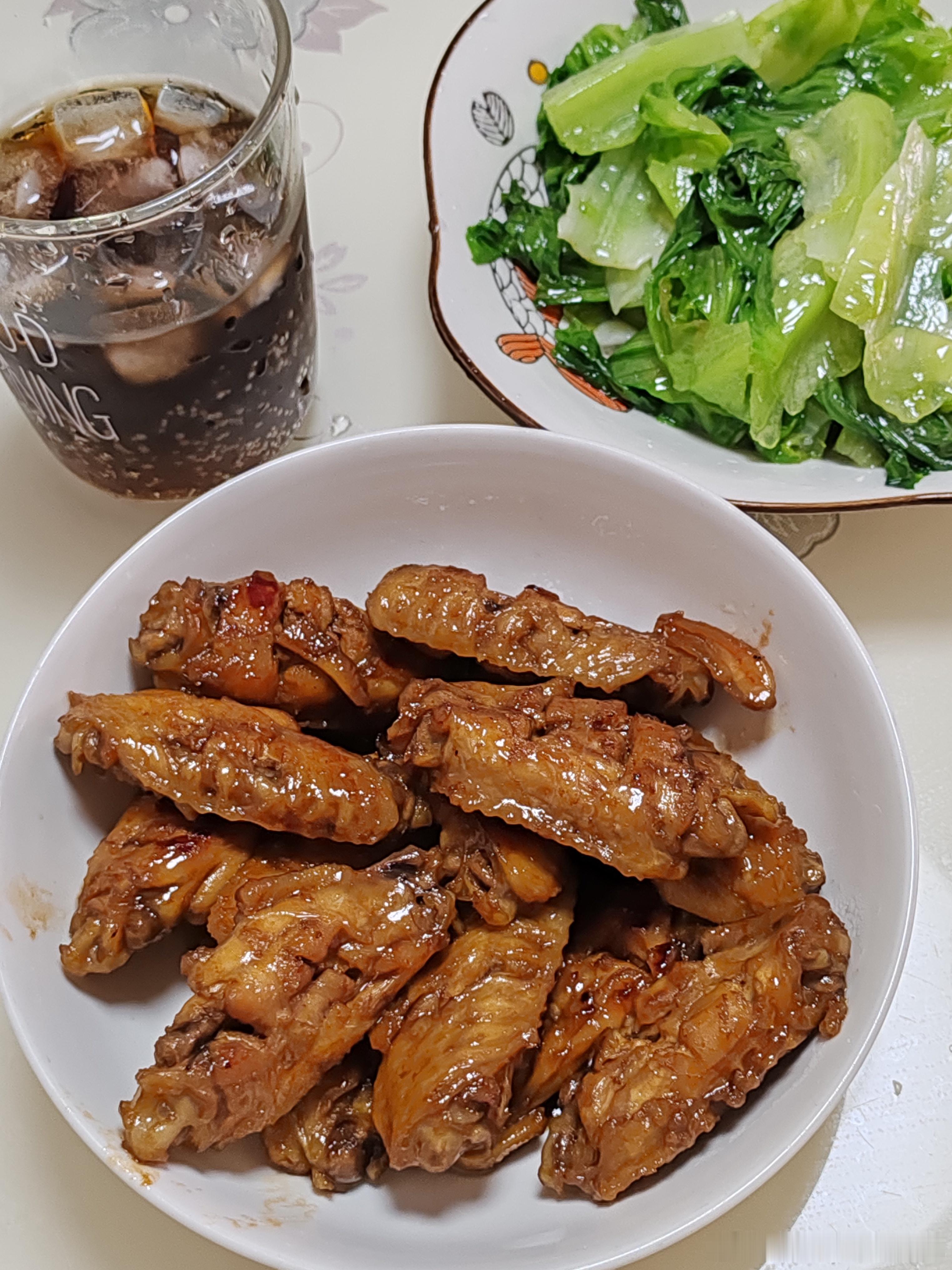 小孩姐煮的可乐鸡翅，我炒的青菜。简简单单又是一餐。