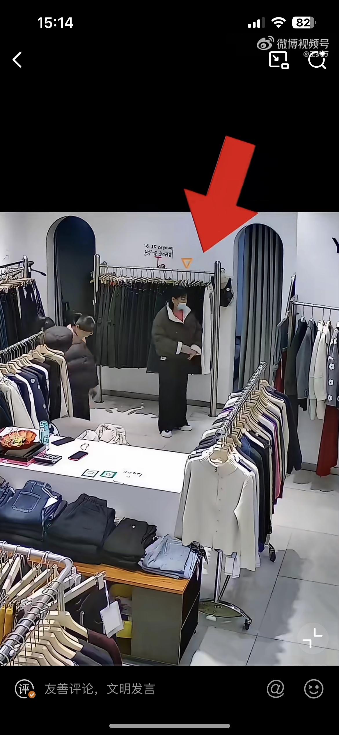 视频中老仙女穿打底裤到服装店零元购，试完衣服直接走人，让服装店老板气死了。这明显