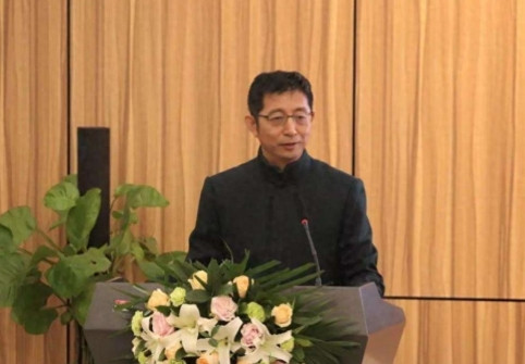 “火葬必须取消！恢复土葬！”2018年，北大哲学系教授吴飞曾呼吁再次恢复土葬，他