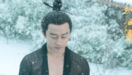 2017年，陈凯歌筹拍《妖猫传》时，突然下大雪，他对黄轩说：“你愿意去雪里站45
