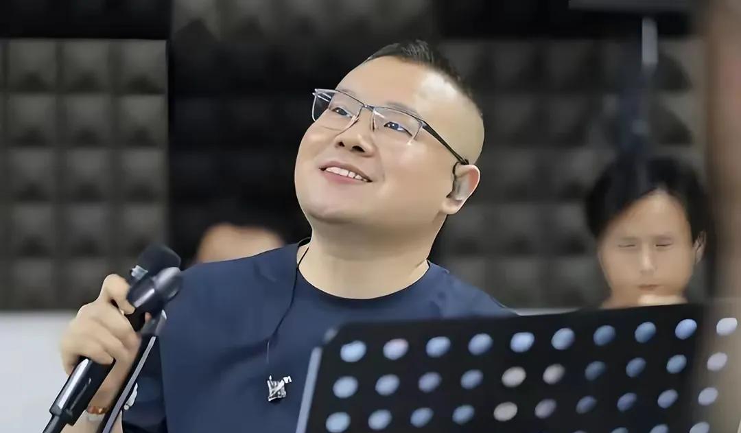 赢了金钱，输了口碑。多少人曾夸赞他接地气、有才华，可如今却沦落到被网友喊话滚出娱