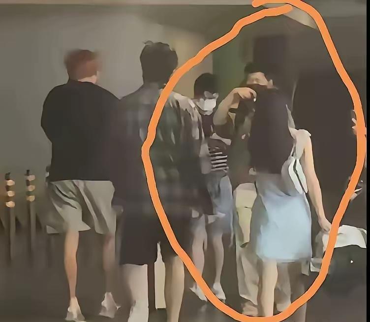 近日，王楚钦遇见的一件事触发热议.一名梦女披着低胸小短裤，自信满满地要加王楚钦