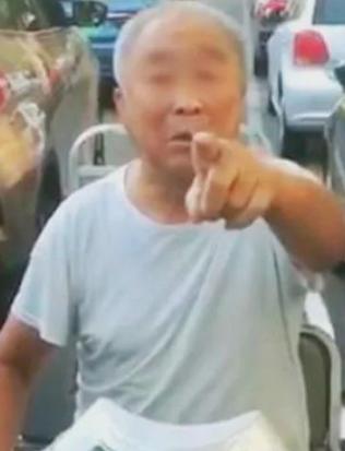 山东，一饭店推出5元早餐不限量，大爷交过钱后，就拿了7个鸡蛋、两屉小笼包、两碗粥