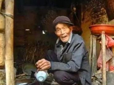 河北一功勋老兵被儿媳赶出家门，住进机井房，2020年，英雄身份曝光，政府送来30