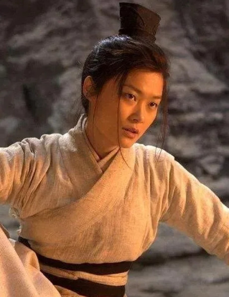 2010年，徐克的《龙门飞甲》投资2亿，请陈坤和李连杰当主角，结果李宇春却手提2