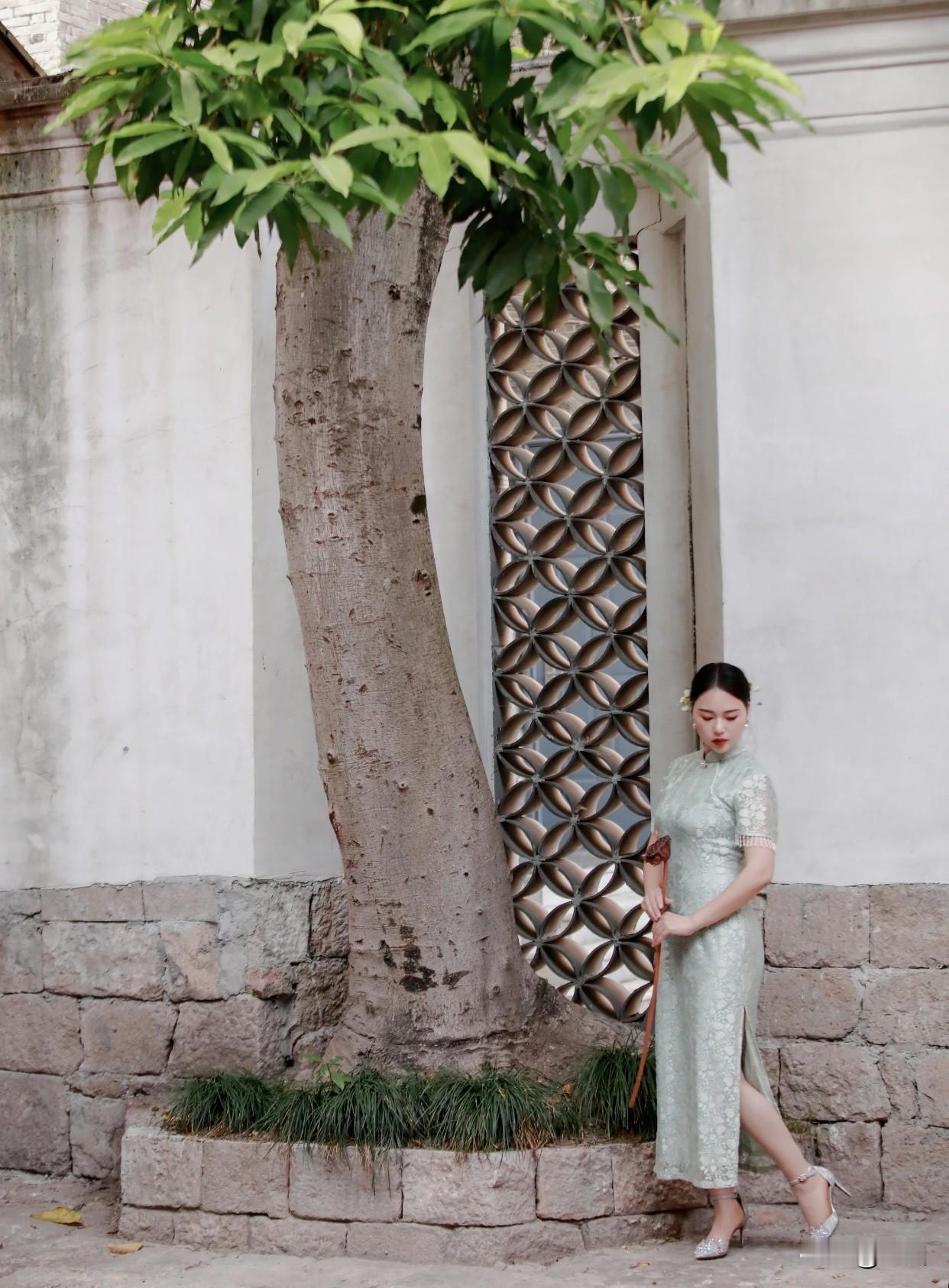 穿旗袍拍照有多美穿越时光的优雅，古典与现代的完美融合。