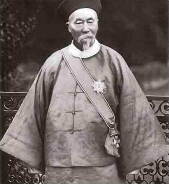 李鸿章不仅贪财，还卑鄙。左宗棠收复新疆的时候，委托胡雪岩处理贷款事宜，李鸿章不