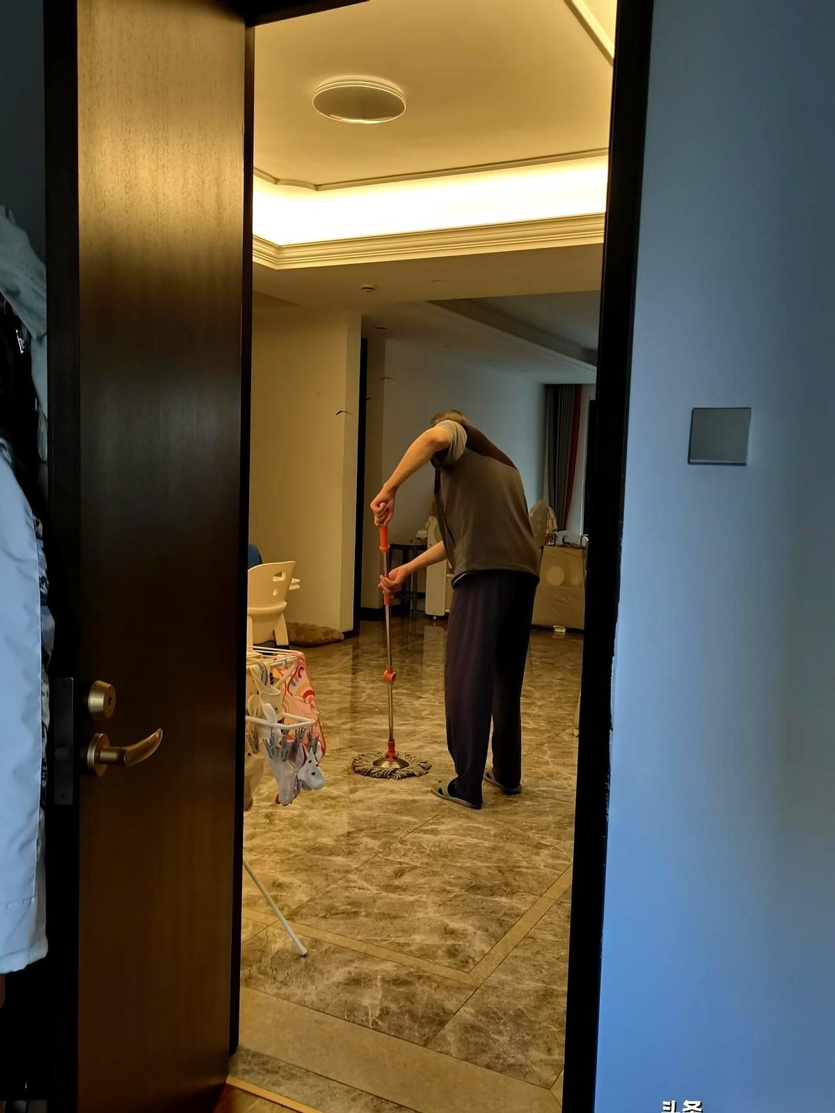 我靠在门框上，看着厨房里那个系着围裙的男人，颠勺、刷锅，动作比我还利索。要不是