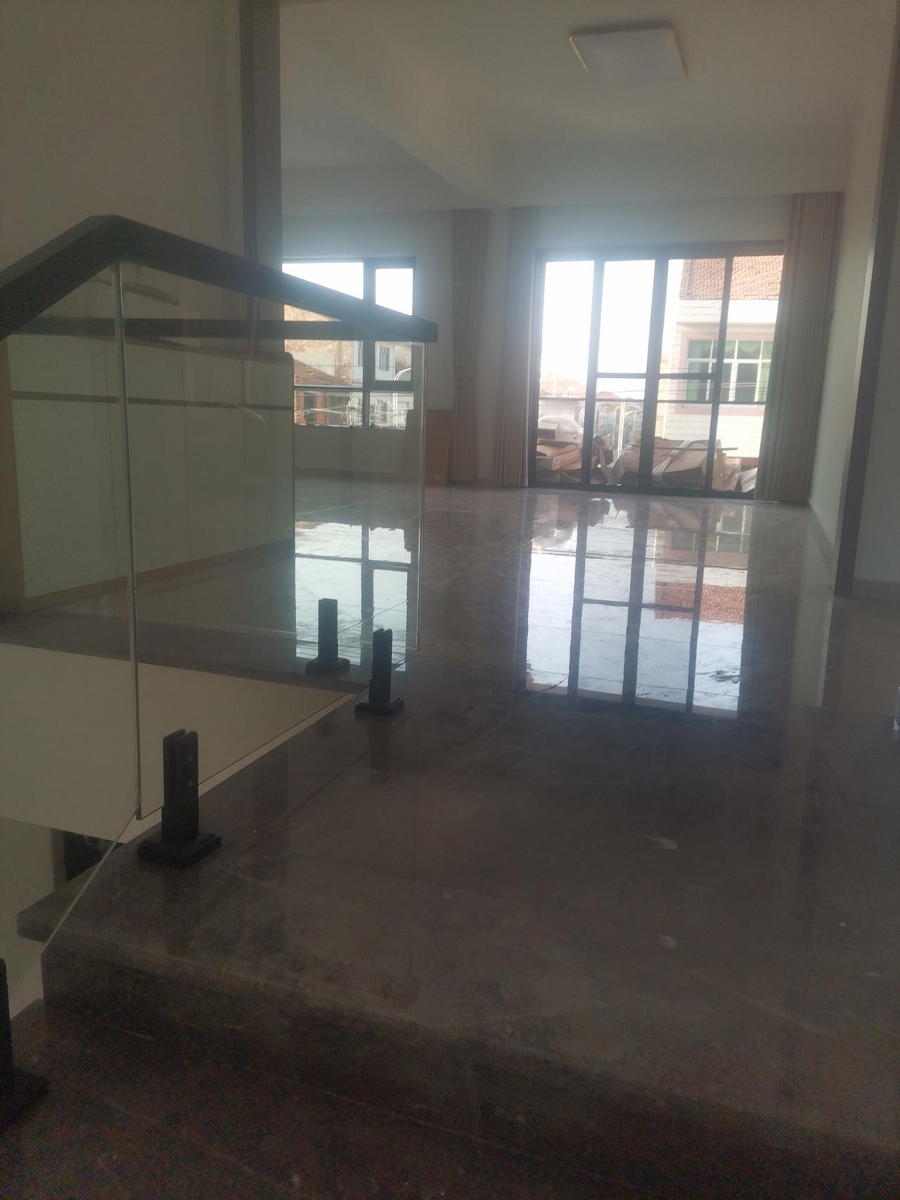 老表家今年也做别墅了，很是气派。老表在华为上班十几年，终于肯回家盖房了。又得凑份