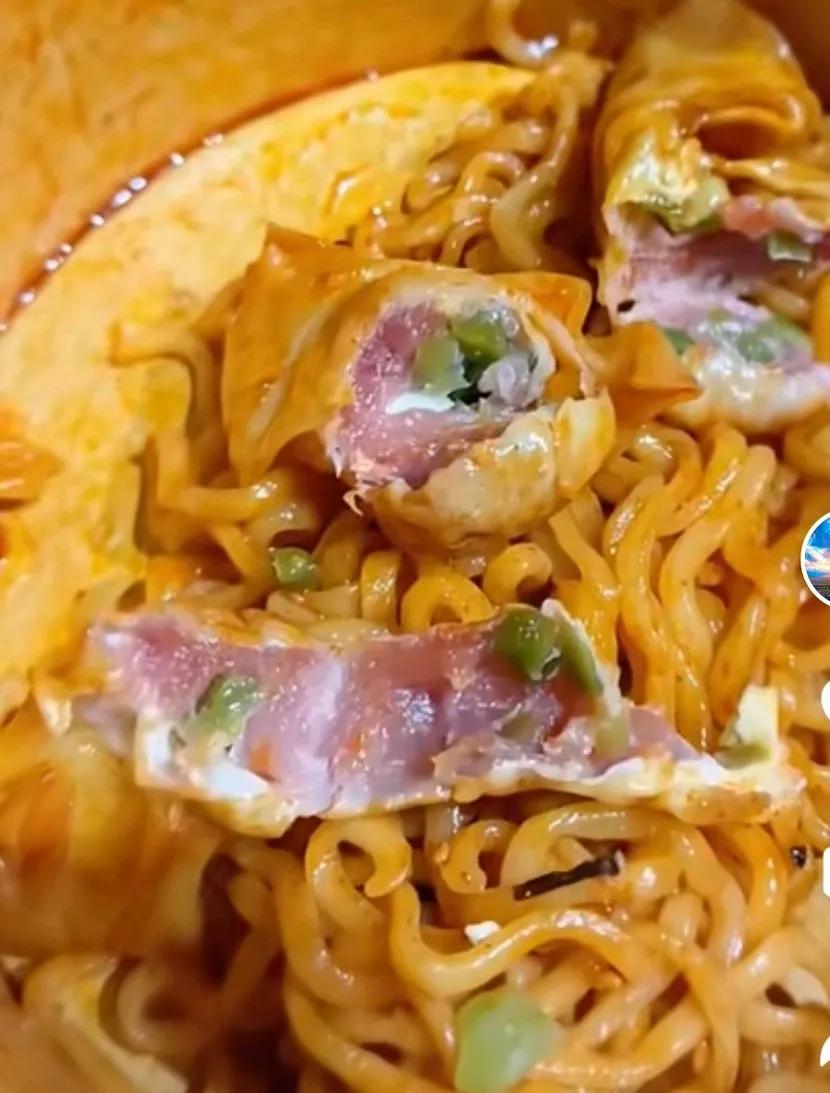 馄饨没煮熟，女生不敢说，于是把所有馄饨都咬开，放在盘子里，只能用这样的方式表达