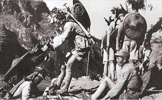 1942年，河北肃宁县的城墙上，挂上两个人头，一个是八路军分区司令员，一个是政委