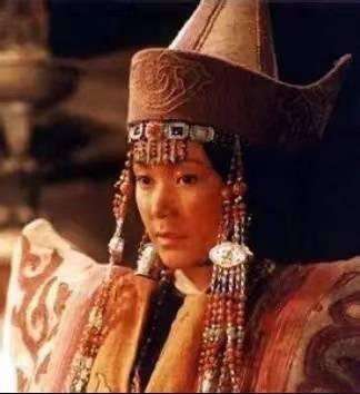 “今晚，让我女儿服侍你吧。”1178年，成吉思汗为了躲避追杀，逃到一户人家，主人