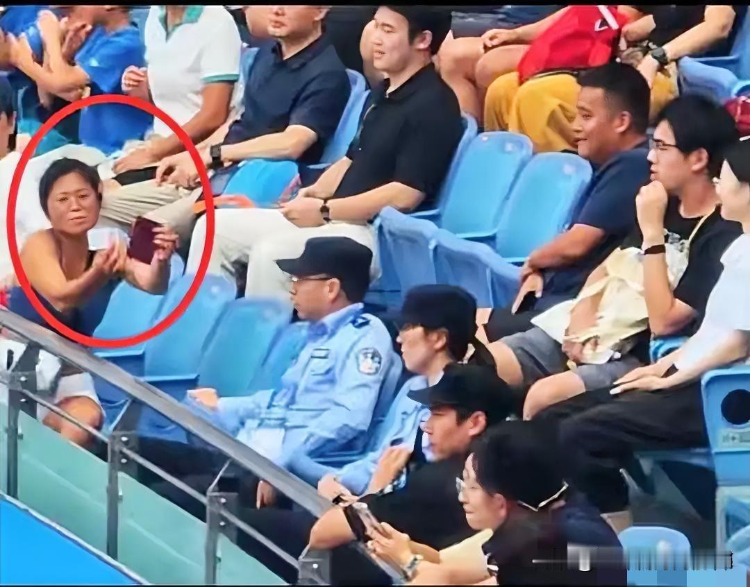 其实大闹网球赛的女子忽略了一件事她能够在场边持续大喊大叫十几分钟不是因为