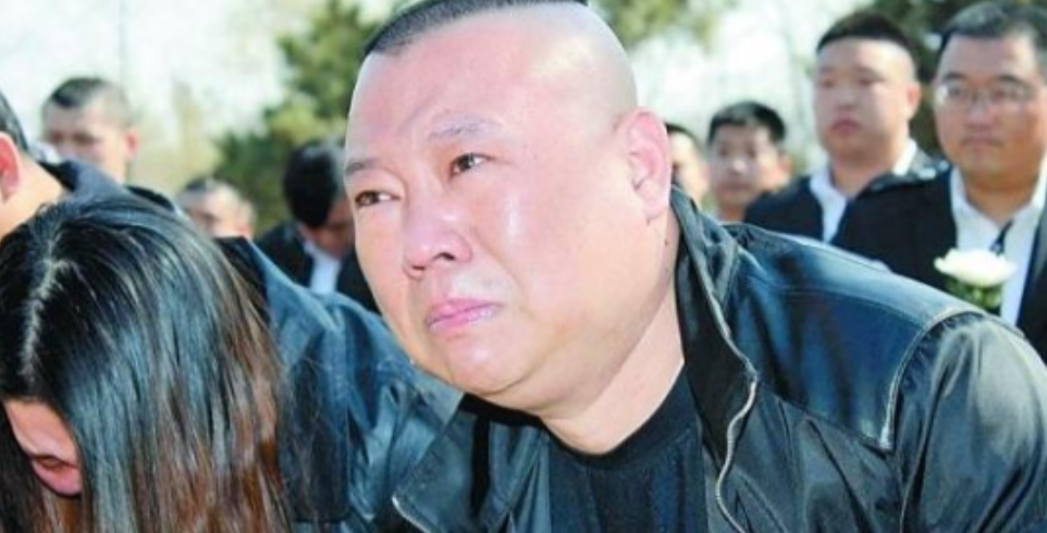 郭麒麟成名后，给远在日本的母亲胡中惠打电话：“妈，您回来吧，儿子现在有能力养您了