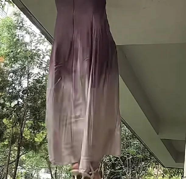 搜出一本聊斋志异看看，第一个故事叫考城隍，第二个叫耳中人，第三个我楞是没敢看叫尸