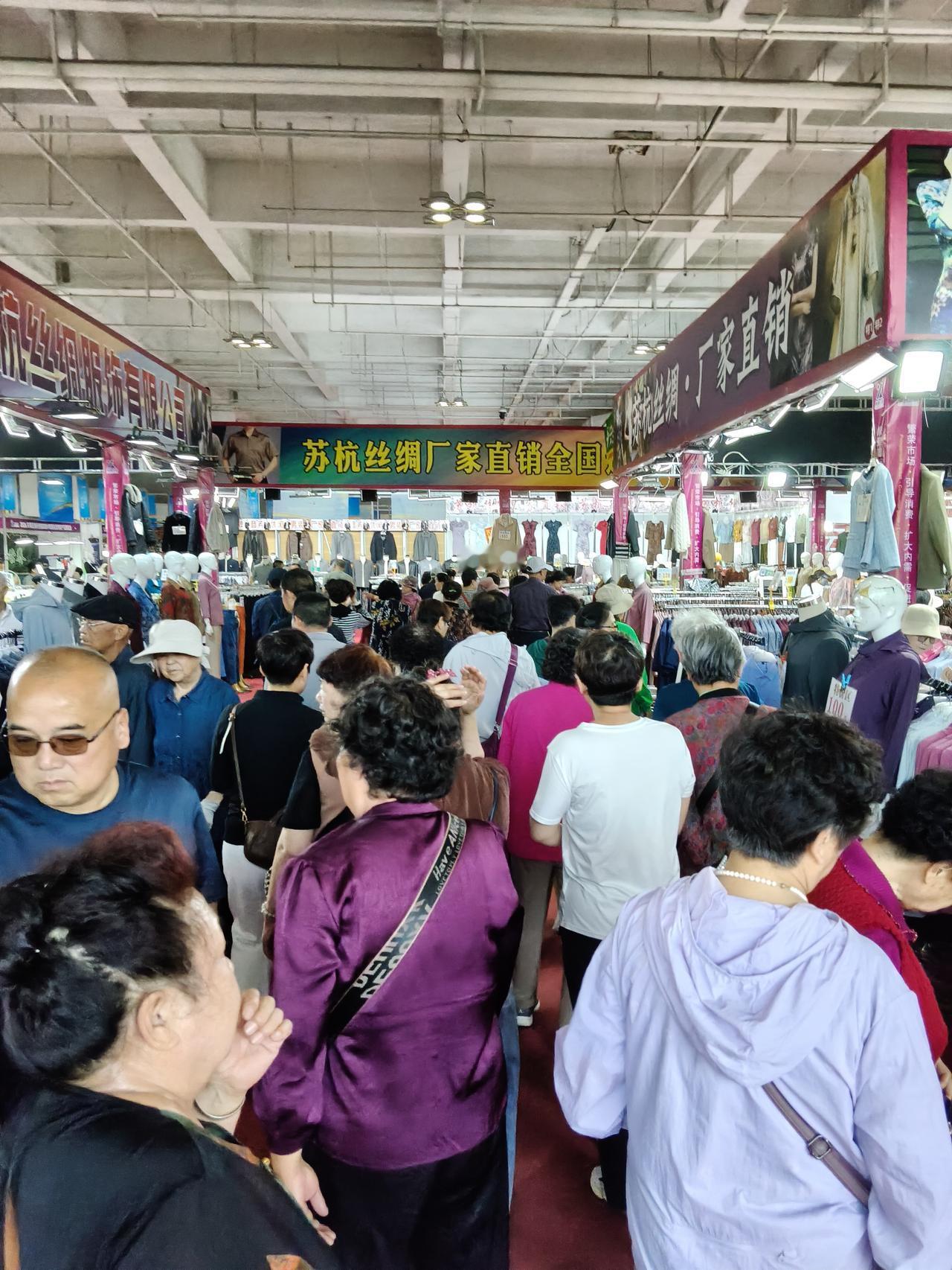 甘肃兰州不得不说兰州银发经济时代已经来了，看看甘肃会展中心展销会上来的90%以