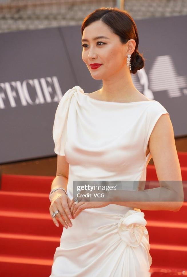 章子怡这次穿的是阿玛尼2025秋冬高定，搭配蒂芙尼珠宝。这一季高定目前在中国曝光