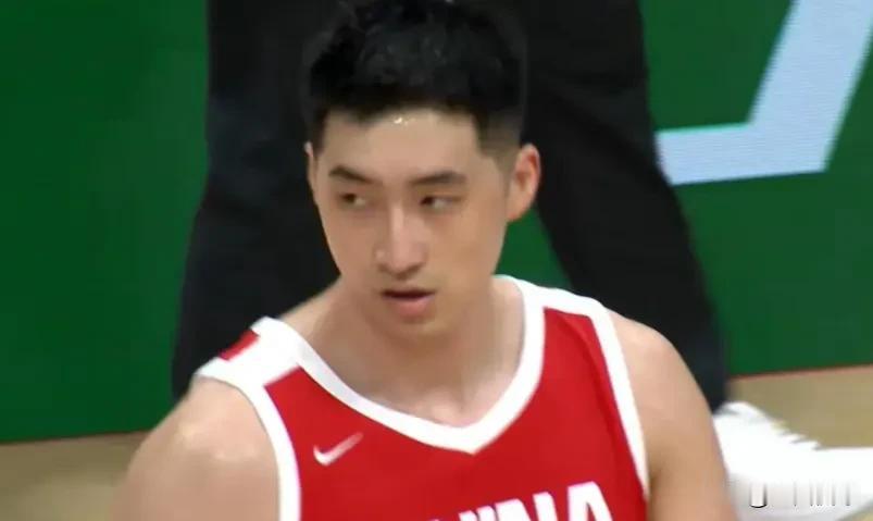 中国男篮三连胜！这人咋混进的国家队？球迷怒喷下次不要请旅游队90比82，中国