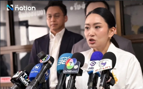 佩通坦气得讲话语音都开始颤抖。在柬埔寨的第一天攻击中，使用火箭炮击中了泰国平民区