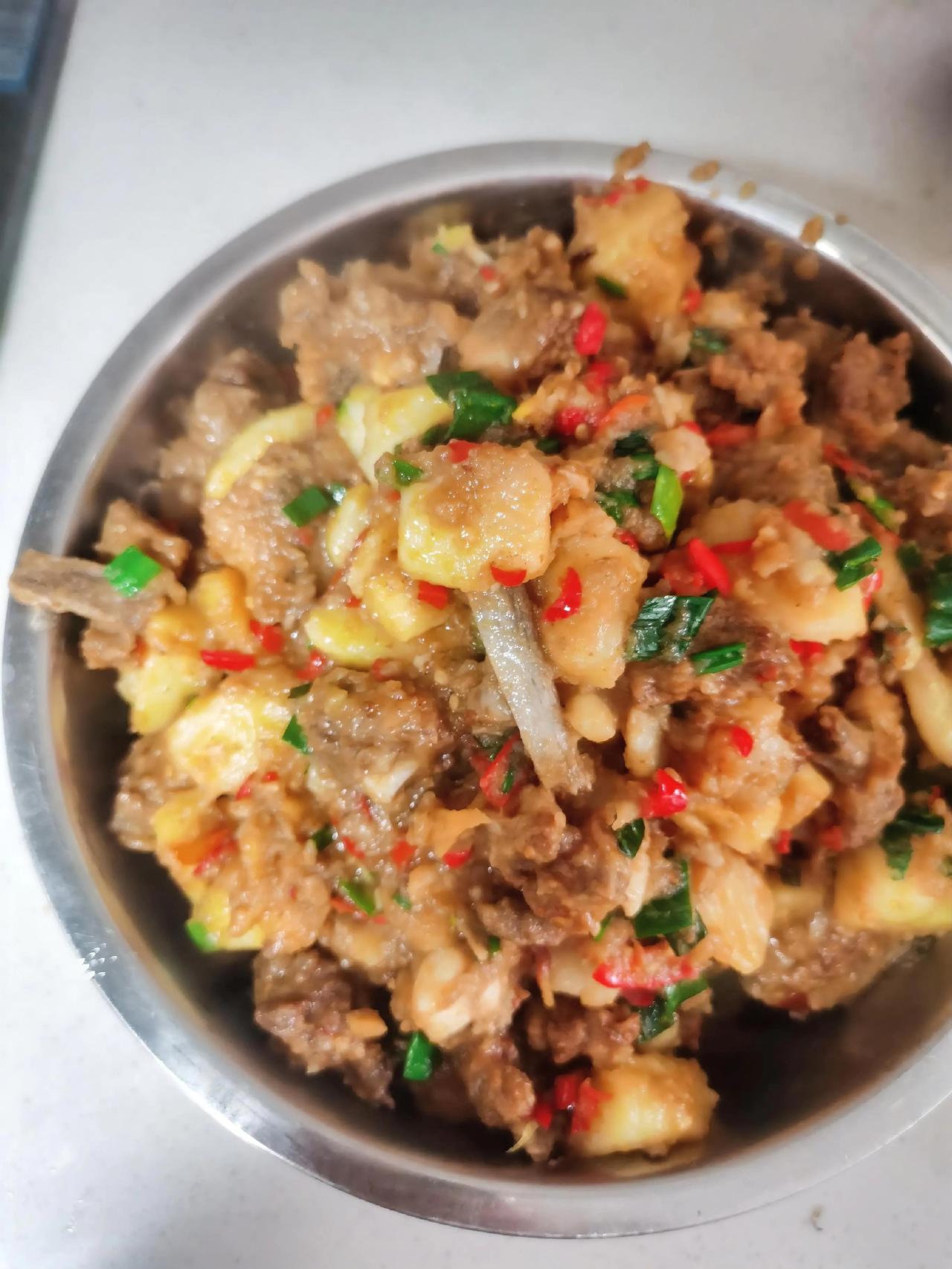 今日食堂菜谱：土豆焖排骨猪肉炒有机花菜肉沫冬瓜汤。日子慢慢走，温柔处处