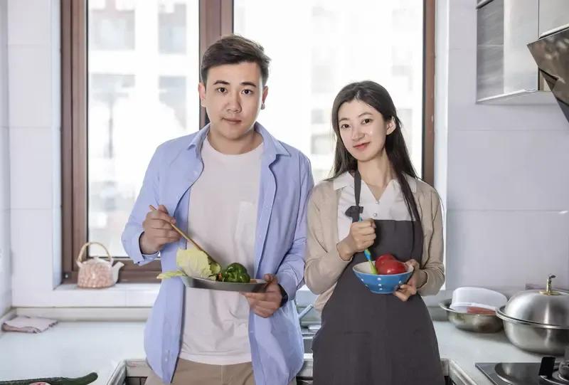 儿子儿媳刚结婚就决定做丁克，单亲爸爸果断收回房车，两个月后儿子：爸，我岳父病了，