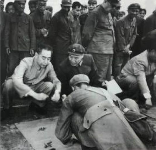 1964年，周恩来总理在全军大比武期间观看军械员武器分解组合，其实总理也是内行。