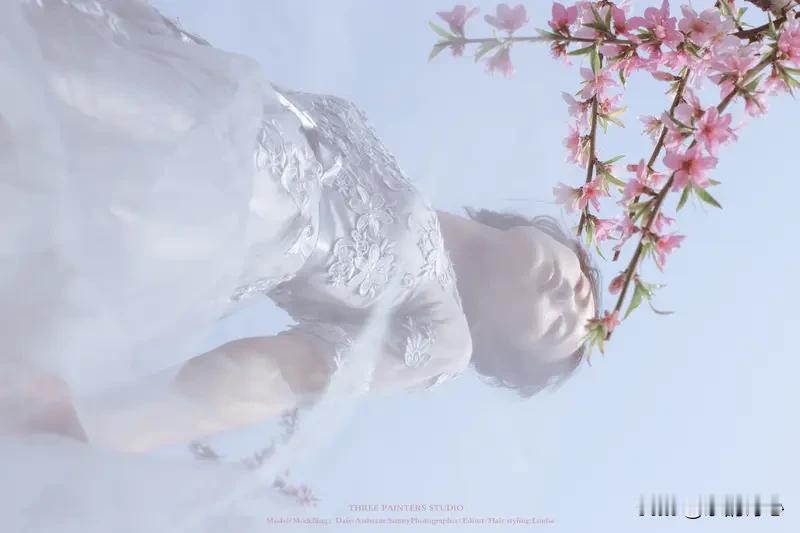 《春日闲游》乐韵诗心原创诗词:夭桃灼灼映朝霞，蝶影翩跹舞岁华。霞绮沾衣人半