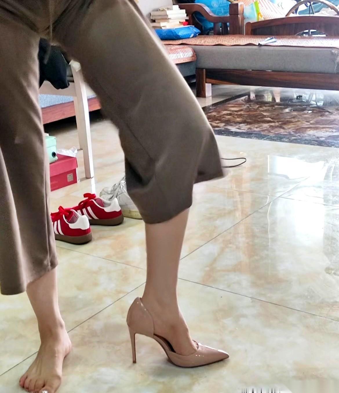 我真是服了。一个三十多岁的女人，光着脚，踩在商场冰凉的地砖上，就为了试一双她根