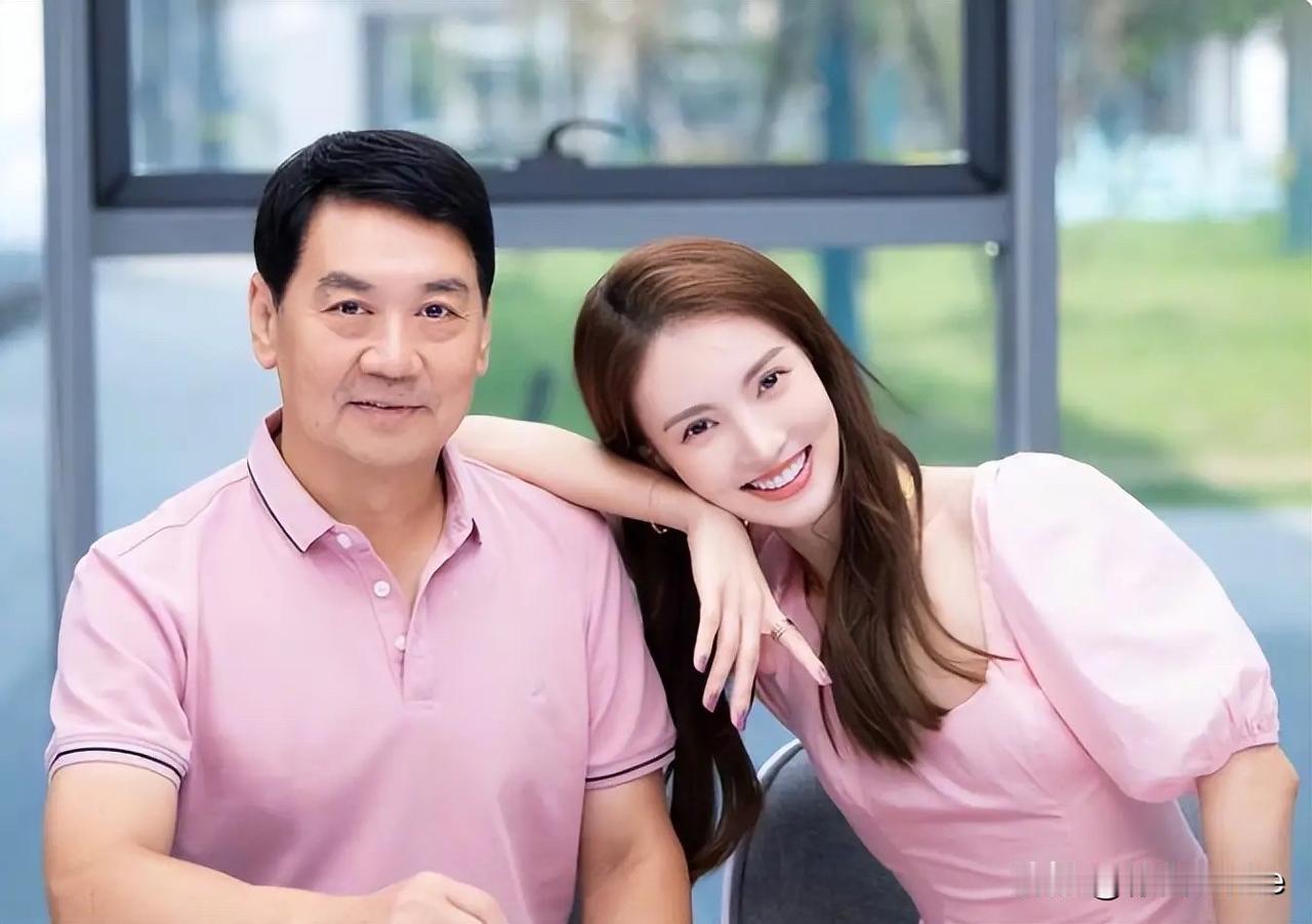 1月29日，金晨父母拒回应金晨让助理顶包一事，接到电话听清来意直接挂断是对的金