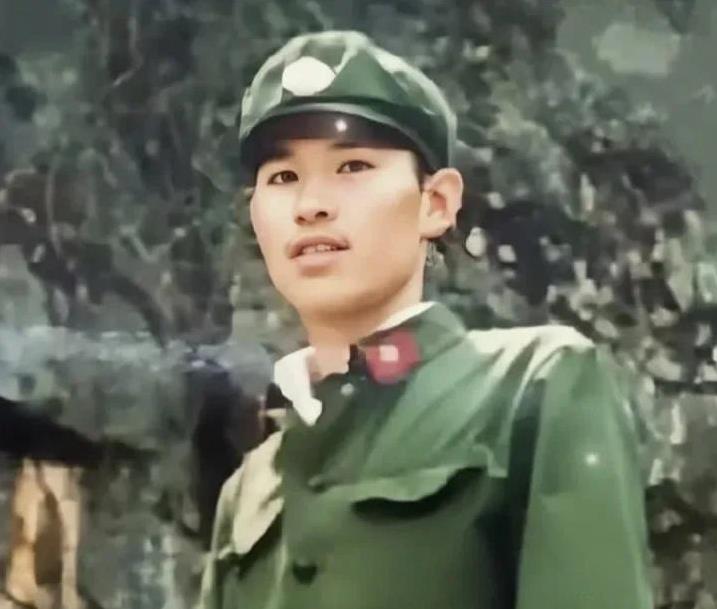 在40年前的那场战争中，他与敌人在战场上展开生死搏杀，敌人的炮火无情地夺去了他的