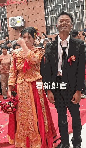好好一场婚礼被婚闹搞得稀碎，新娘一点幸福感都没有，一脸忧怨，新郎更是疲惫加无奈，处于一种懵逼状态，你