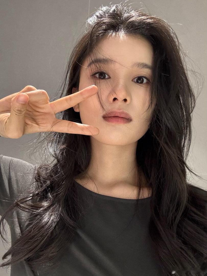 张婧仪纯生图的震撼被张婧仪生图狠狠惊艳到，骨相皮相都很优越，氛围感与生俱来，原