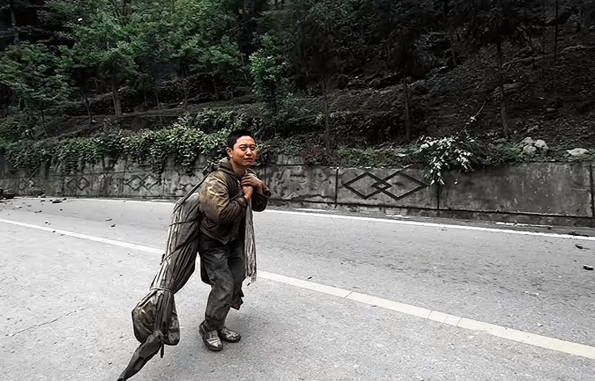 汶川地震当中，那个背着亡妻回家的男子，如今怎么样了？ 5月12号，汶川地震1