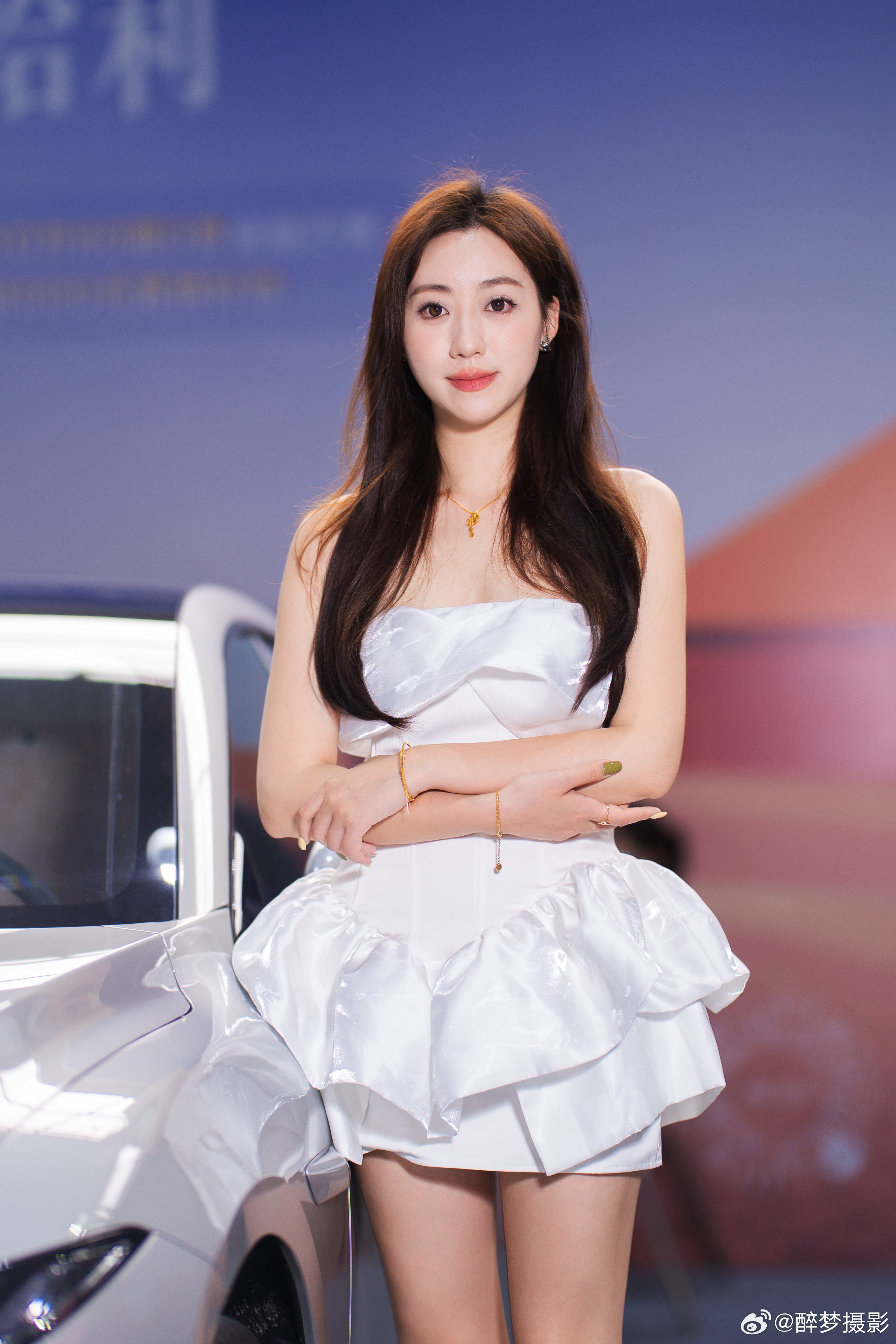 亭亭玉立仙姿佚貌，又是一位美腿车模小姐姐模特：嗡嗡活动：广州车展｜华南国际车展