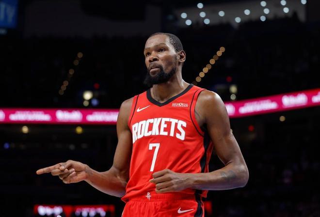 小谢持球组织，最大问题是阿门和申京都是非空间点，伊森的三分也一般，谢泼德持球三分