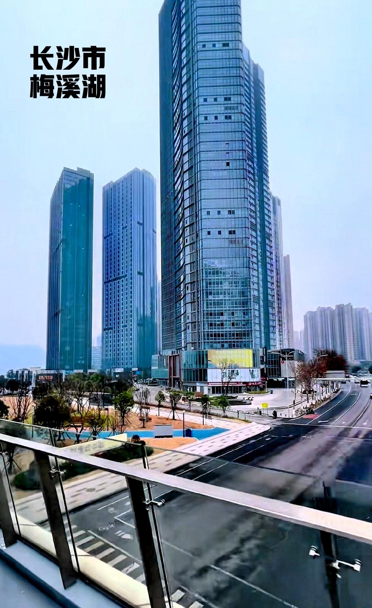 长沙梅溪湖地块，其实近看还是挺霸气的，不过梅溪湖这个地方，超高层并不是很多。从梅