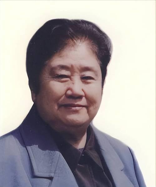 1986年8月，中纪委常委刘丽英刚因高血压导致的美尼尔氏症出院不久，她刚坐到办公