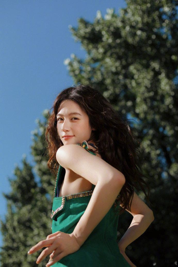 李兰迪绿野精灵闯入绿意森林的生日写真释出！李兰迪与草木景致相融，舒展松弛的状态